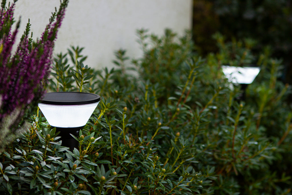 KARLO SOLAR LED BOLLARD 1 LIGHT W/SPIKE BLACK LUTEC CONNECT