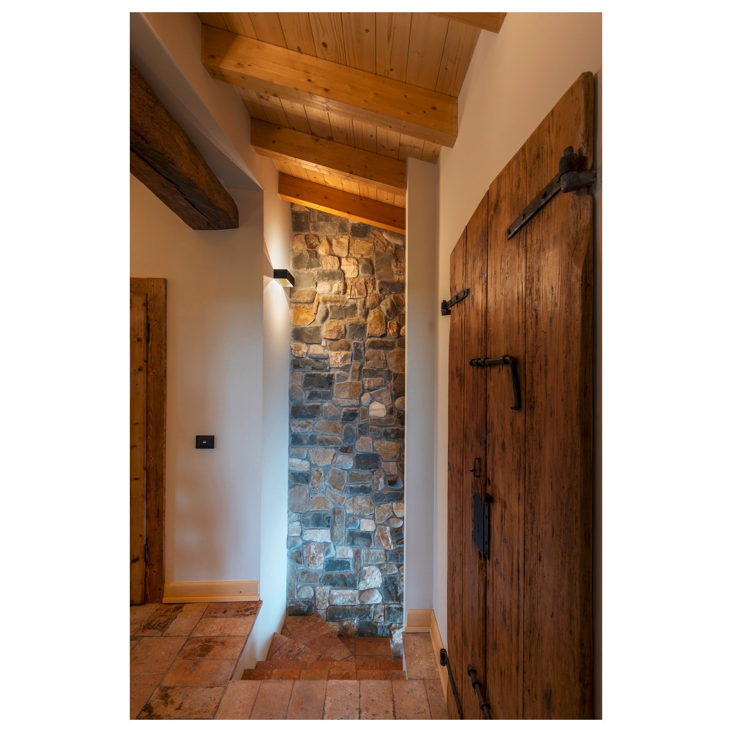 LOGS IN L, luminária de montagem à superfície na parede Indoor LED, preto/dourado, 2000-3000 K, DIM-TO-WARM
