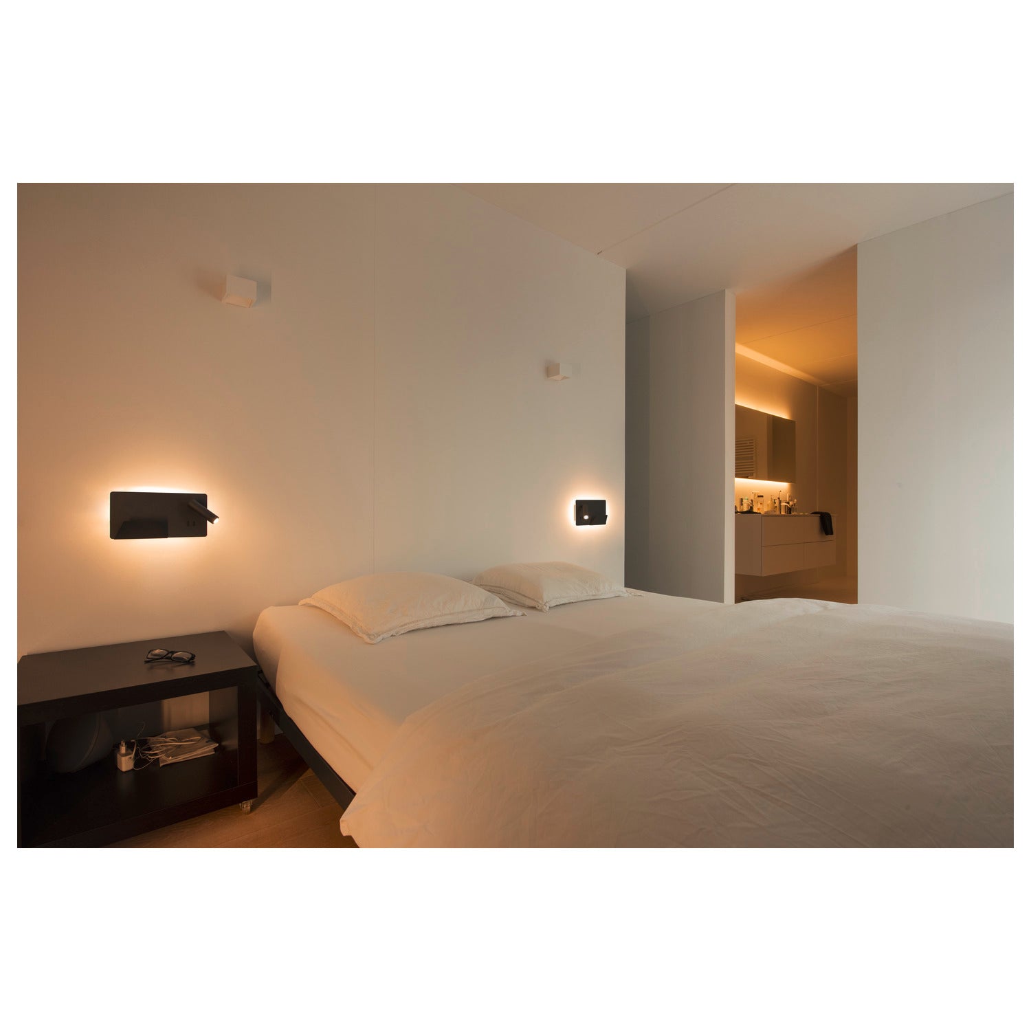SOMNILA SPOT, Luminária de montagem de superfície na parede LED Indoor 3000 K versão preto à direita, incluindo ligação USB