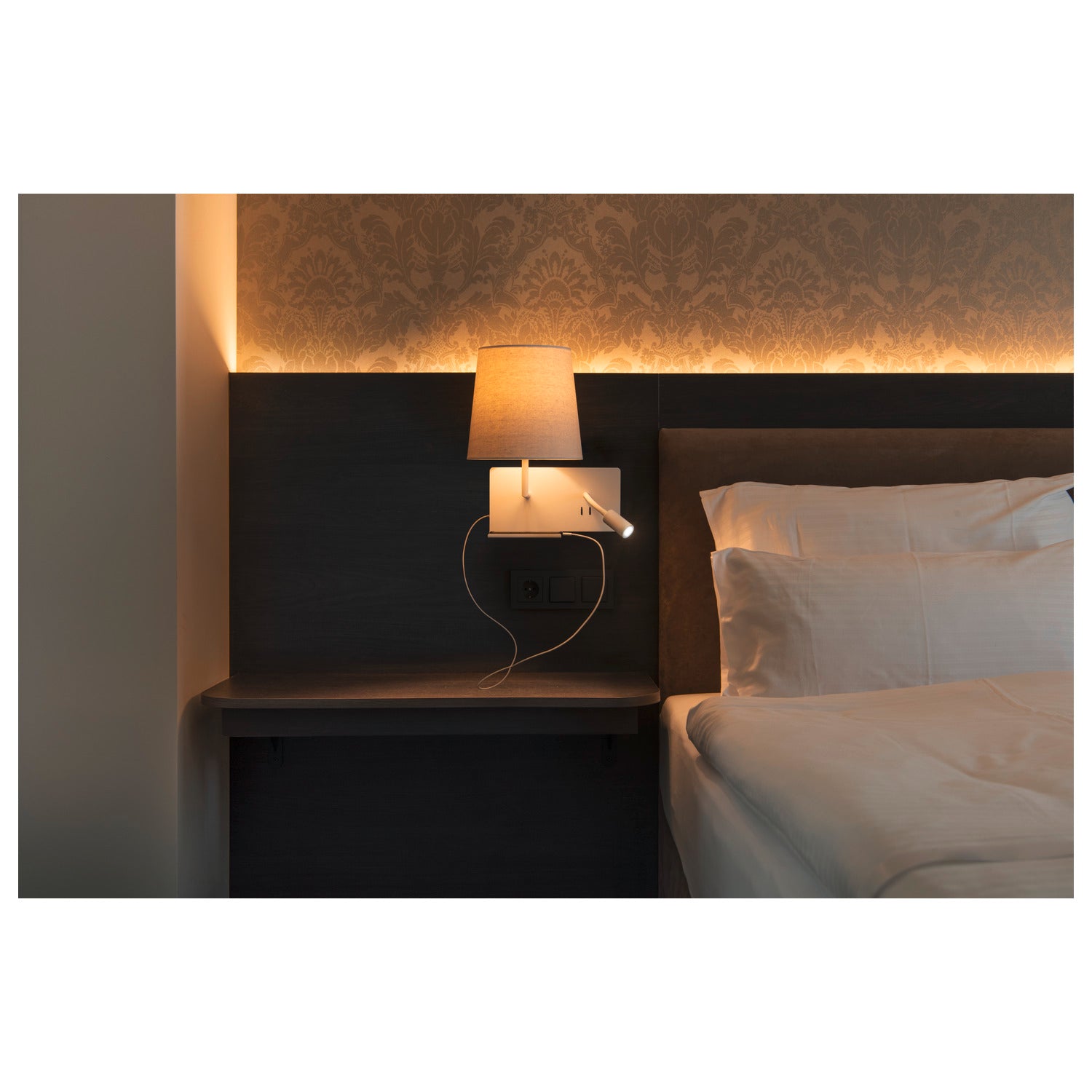 SOMNILA FLEX, Luminária de montagem de superfície na parede LED Indoor 3000 K versão branco à esquerda, incluindo ligação USB