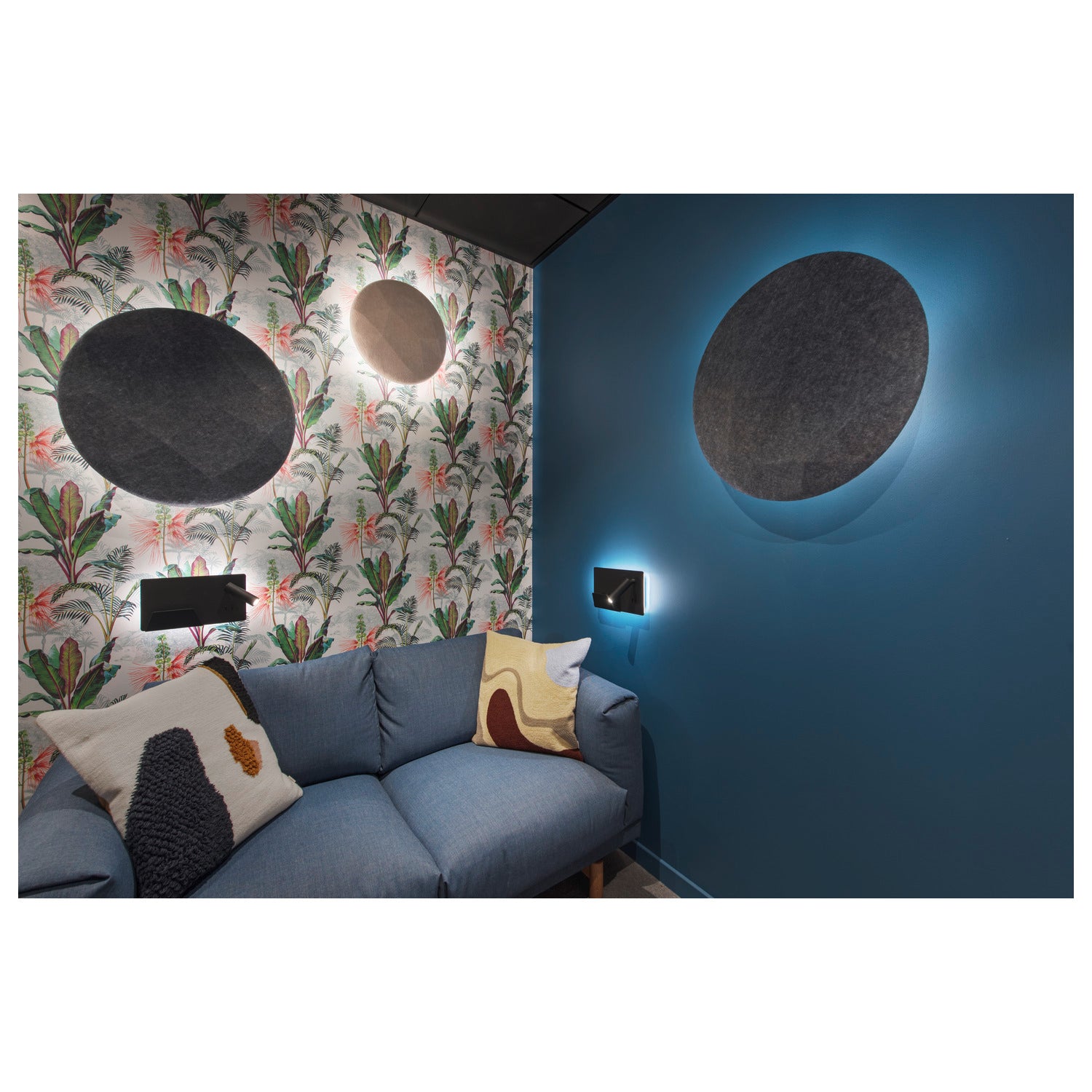 SOMNILA SPOT, Luminária de montagem de superfície na parede LED Indoor 3000 K versão em preto à esquerda, incluindo ligação USB