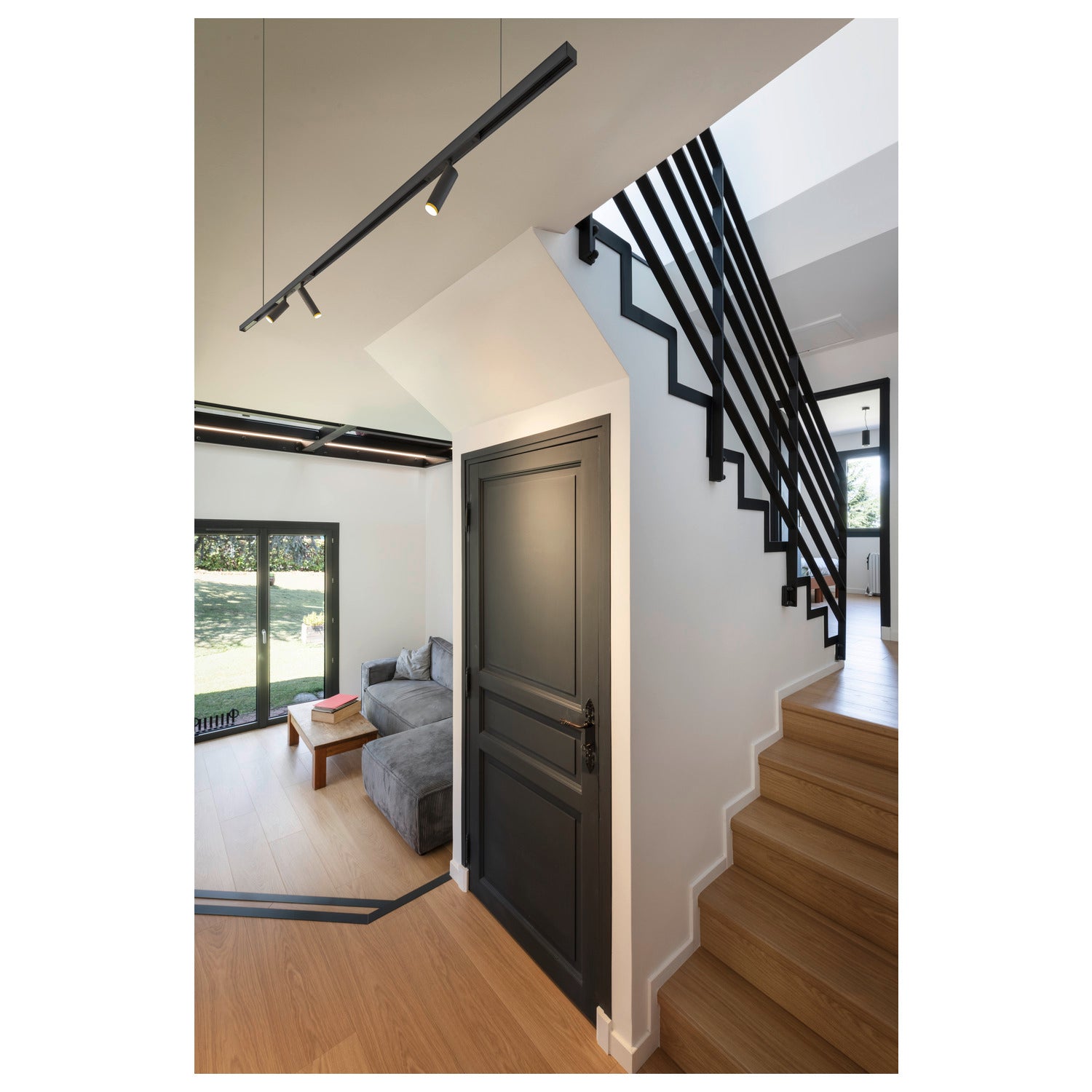 GRIP! S, 48V Spot, cilíndrico, 2700 K, 9.8 W, DALI, 29°, preto / dourado